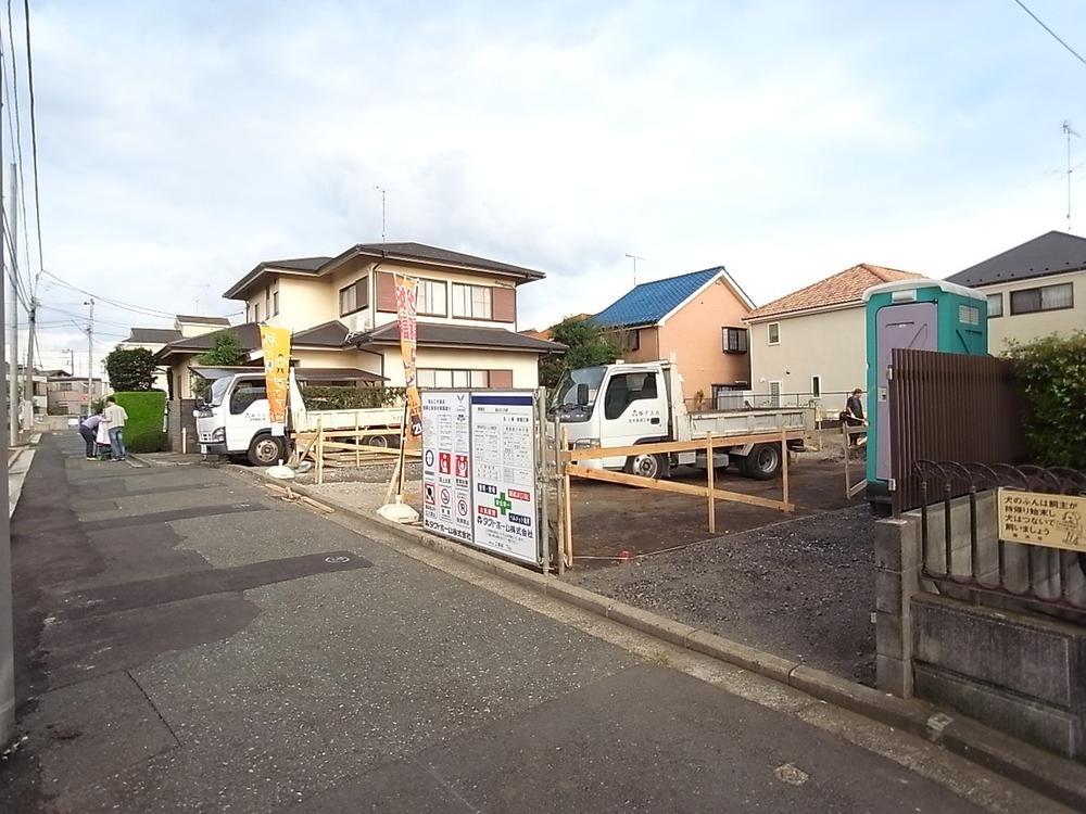 Local appearance photo. Roads and location with no height difference is it is easy to attractive life! There was just the right house! Local (10 May 2013) Shooting