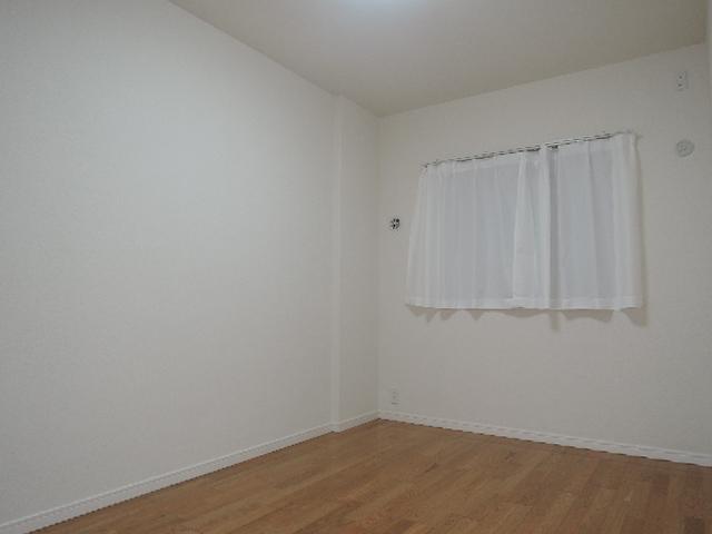 Non-living room. 6.7 Pledge Western-style