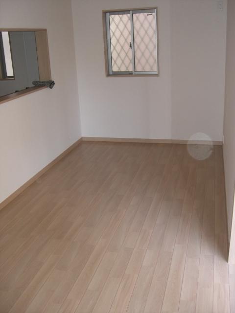 Living. Put leisurely dining table. 