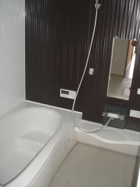 Bathroom. The bathrooms are spacious 1 tsubo, It is Easy also clean in the latest unit bus adoption. 