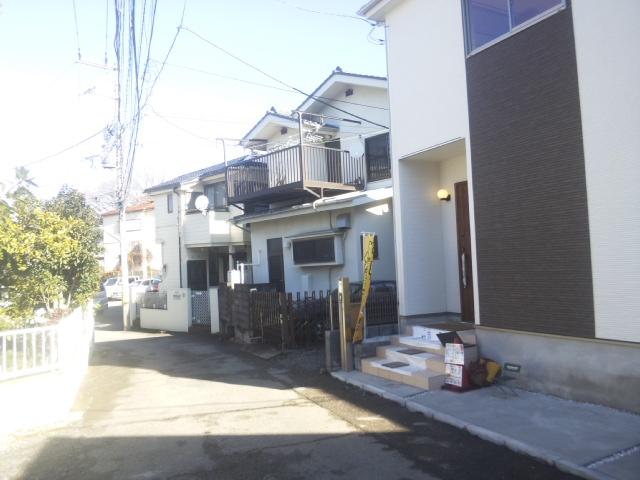 Local photos, including front road. The surroundings are quiet residential area. As of the car also less safety. But shopping center and supermarket is conveniently near. 