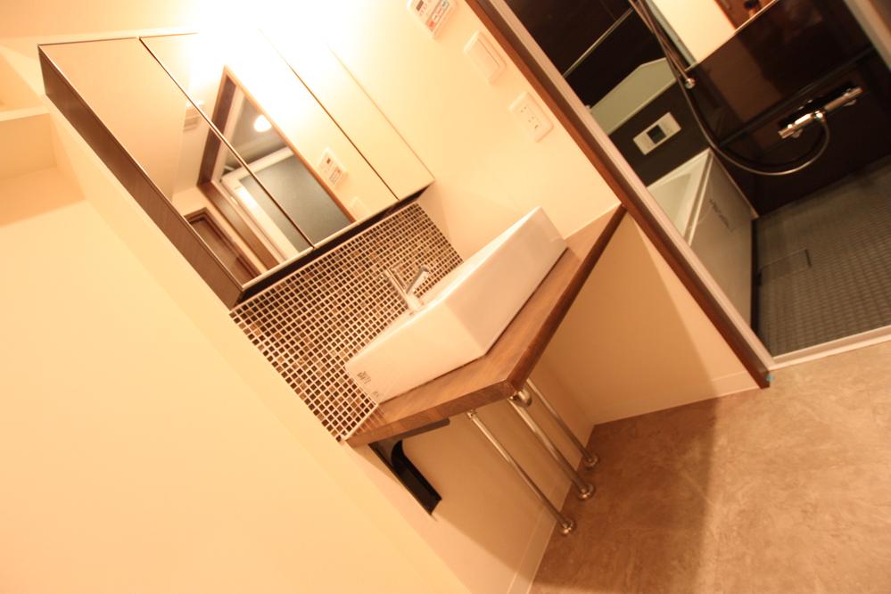 Wash basin, toilet