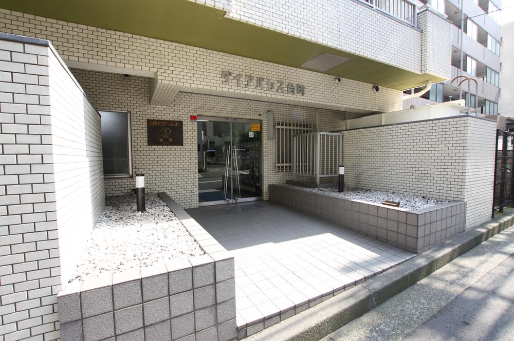 Entrance. Common areas
