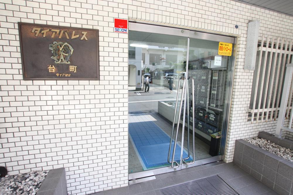 Entrance. Common areas