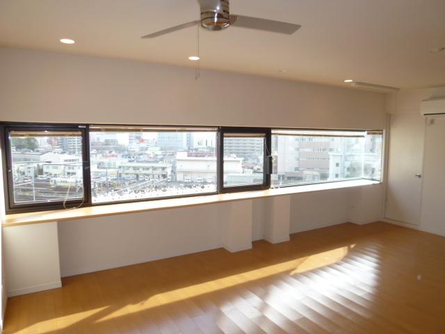 Living. Installed equipped counter to the window side. Easy-to-use is a good living.