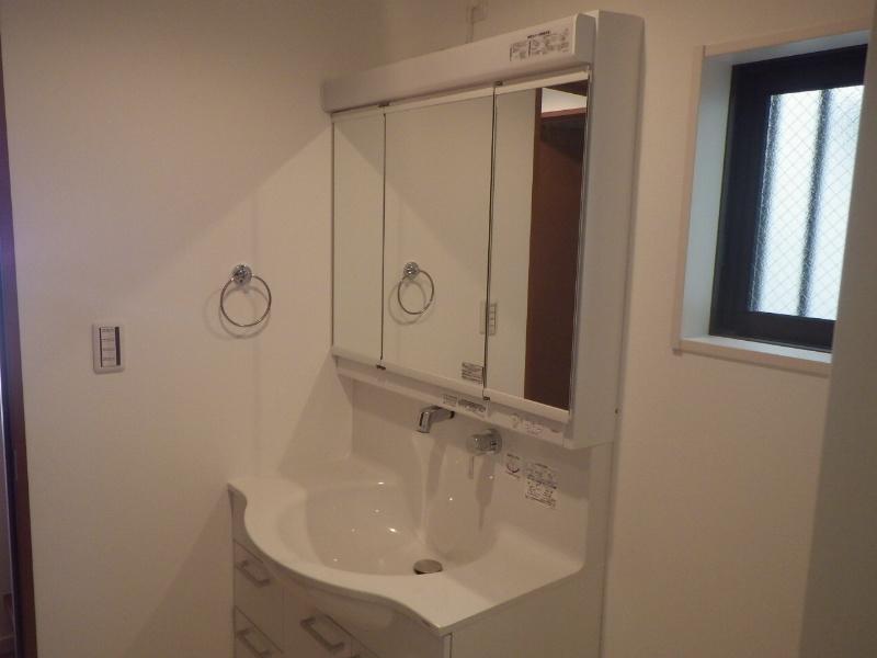 Wash basin, toilet. Washroom Building 2