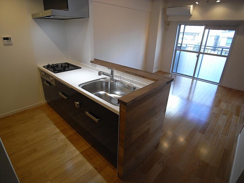 Kitchen. Popular face-to-face kitchen. Indoor (10 May 2013) Shooting