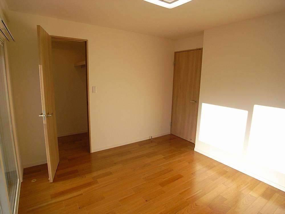 Non-living room. It is the room to plug the sunshine. Indoor (10 May 2013) Shooting