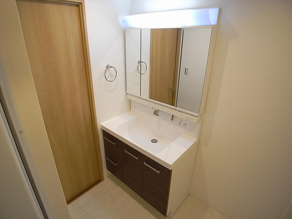 Wash basin, toilet. It is very beautiful in the new exchange already.