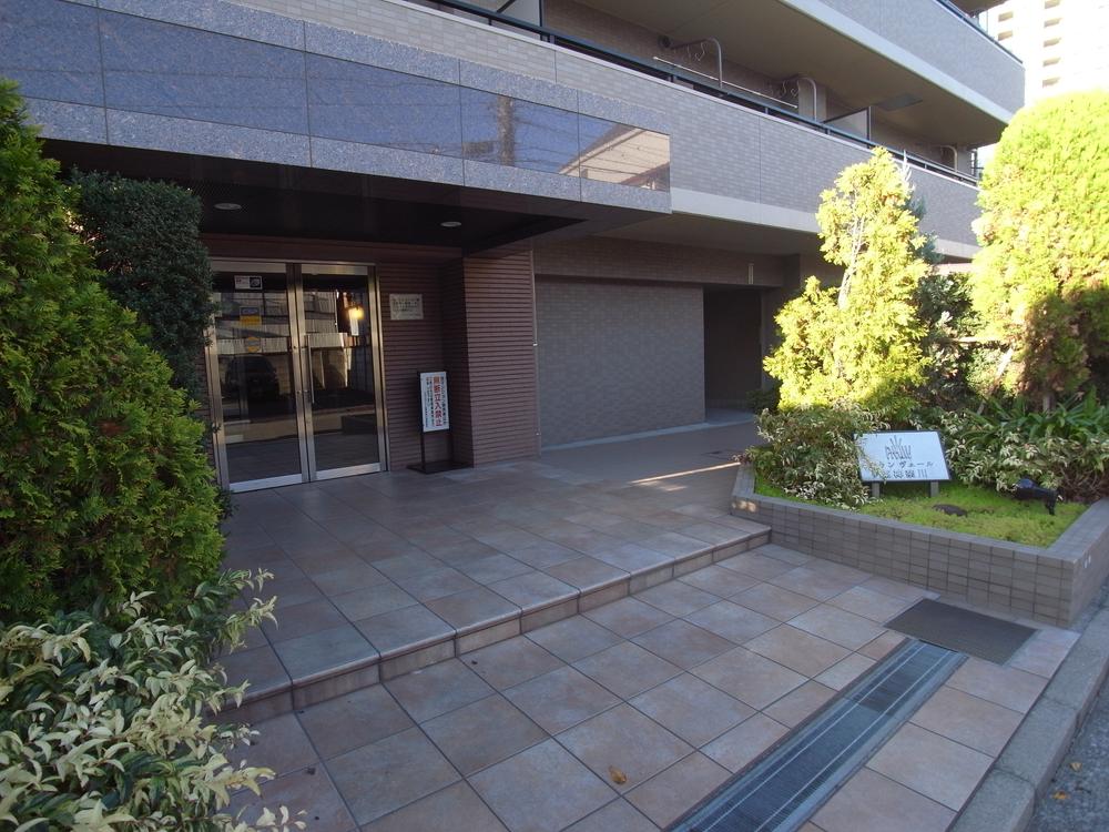 Entrance. Common areas