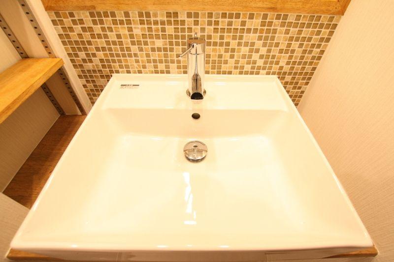 Wash basin, toilet. Stylish wash basin