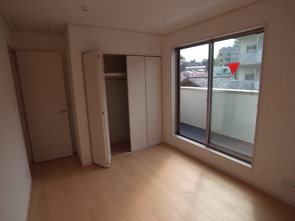 Non-living room. It is the room to plug the sunshine.