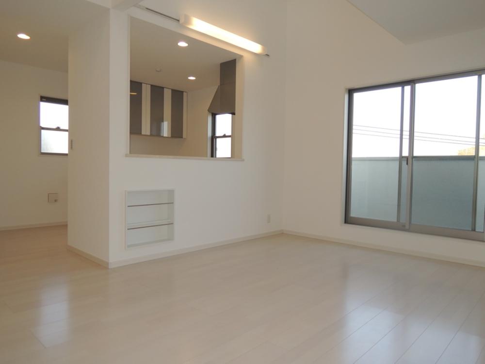 Living. Indoor (12 May 2013) Shooting. Living with the white tones. Bright space bathed in sunshine in the room