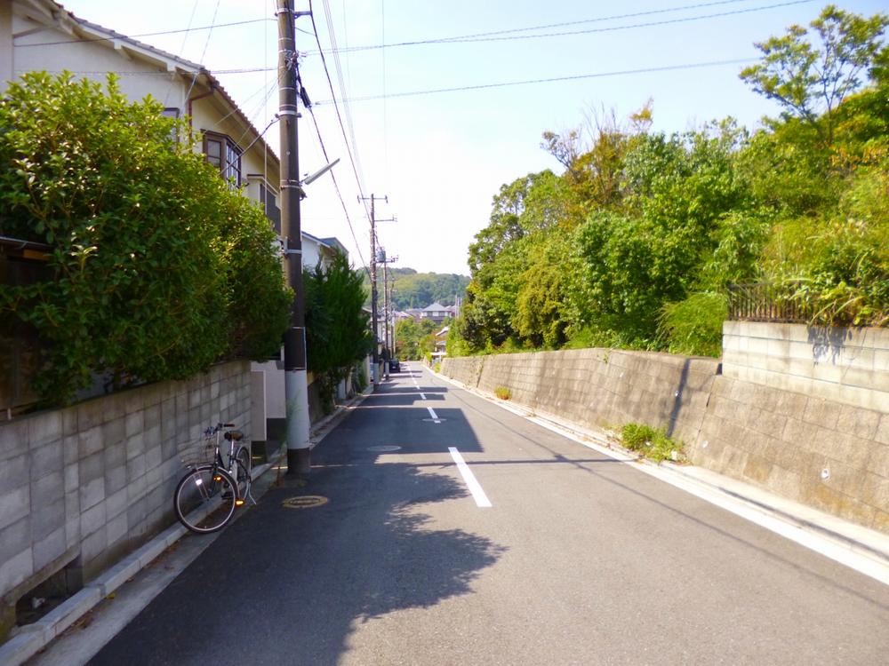 Local photos, including front road. North contact surface road Width about 6.4m