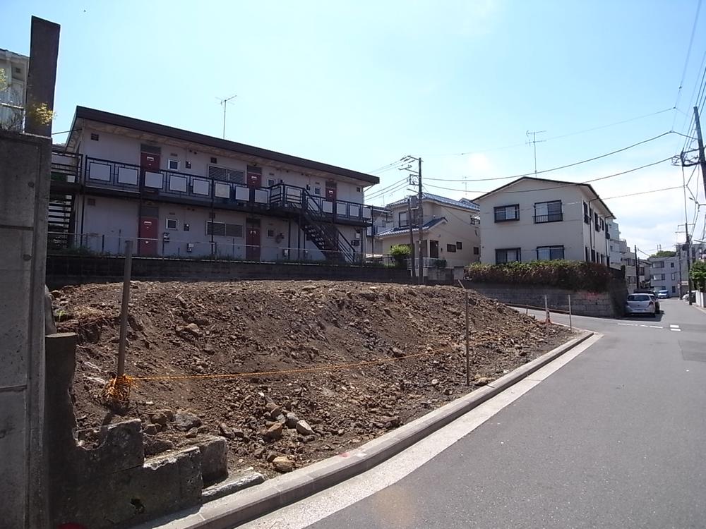 Local photos, including front road. It is in a quiet residential area.  Day open feeling is good in the corner lot.  Local (May 2013) Shooting