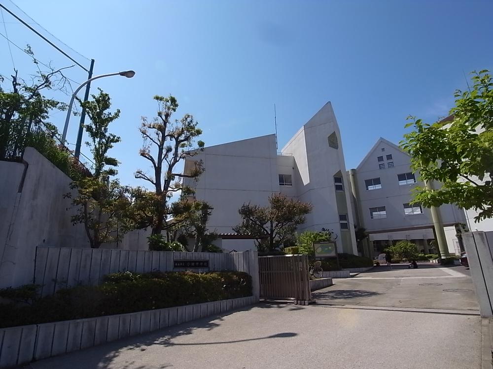 Junior high school. It is a beautiful school building, which was well-1200m care to Yokohama Municipal Oda junior high school. 