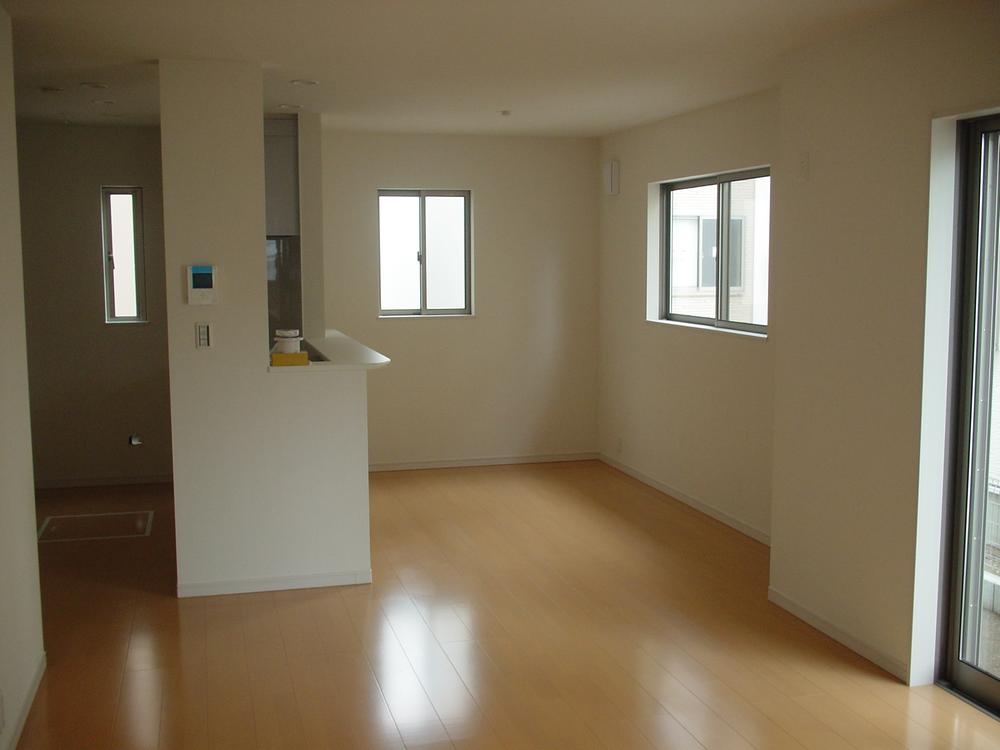 Same specifications photos (Other introspection). Very spacious living. Complete listing is also located in close! 