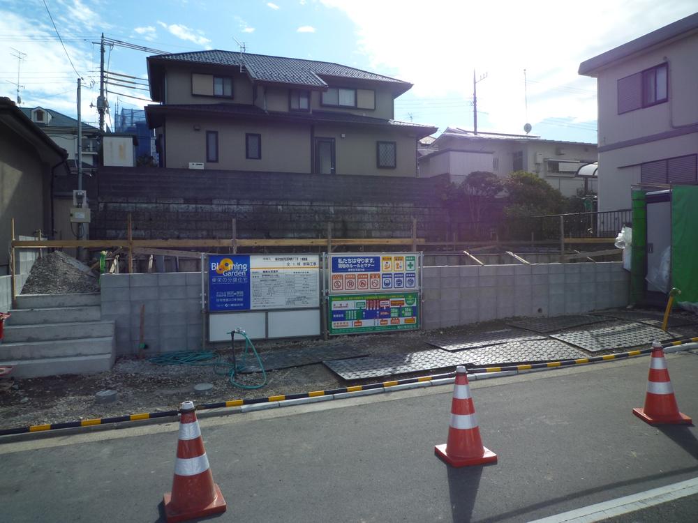 Local photos, including front road. Airy front road of 6.5m. 