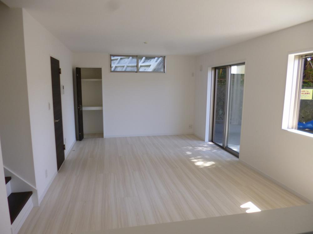 Living. Bright living-dining widely southwest-facing frontage