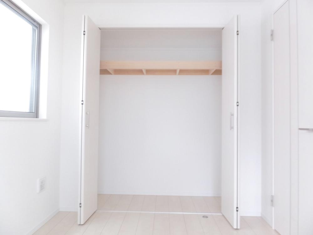 Receipt. Each room has been to place the closet. I'm happy if there is a housed in each room.