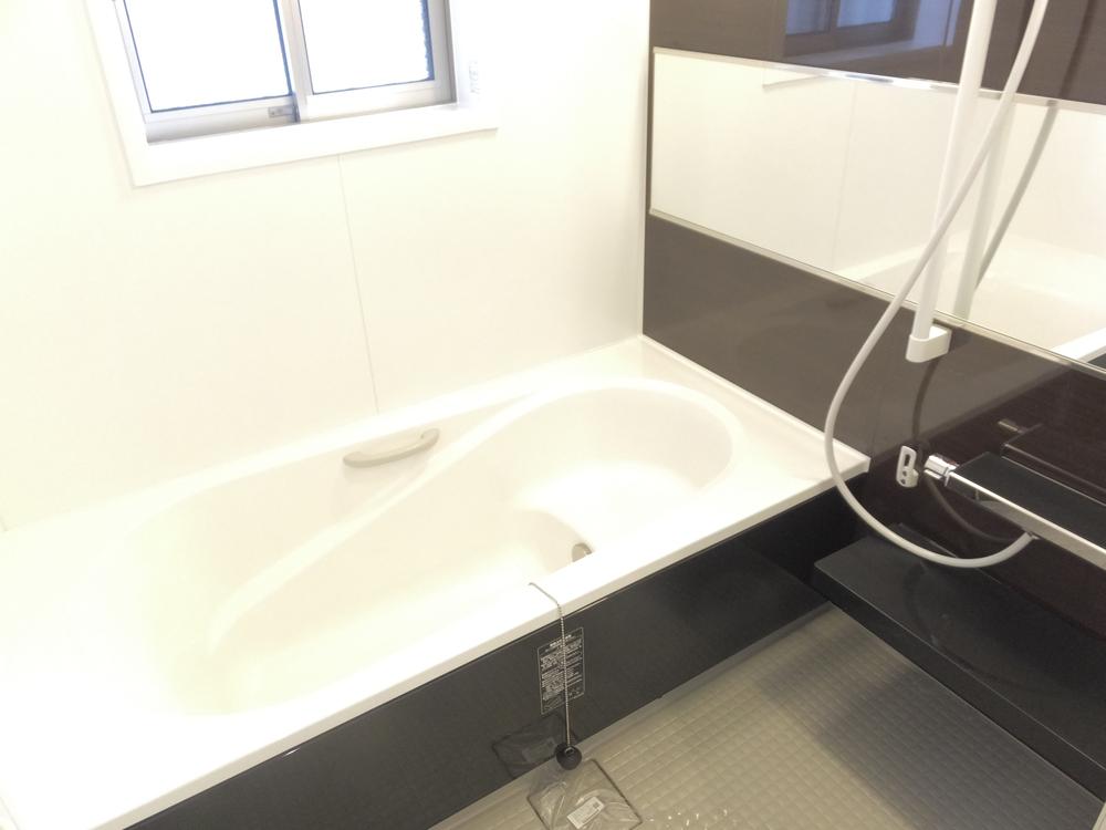 Bathroom. Place the mirror next to the bath will feel bright. Heal the fatigue of one day stretch also foot.