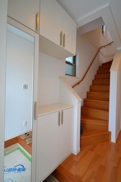 Entrance. B Building