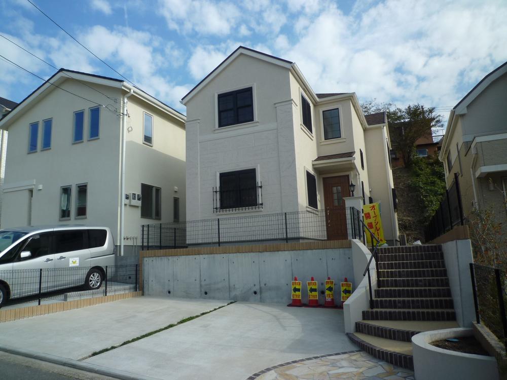 Local appearance photo. Upscale Western-style appearance