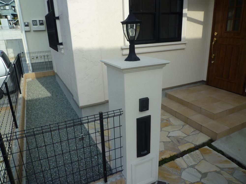 Entrance. Pick-up in stylish entrance before