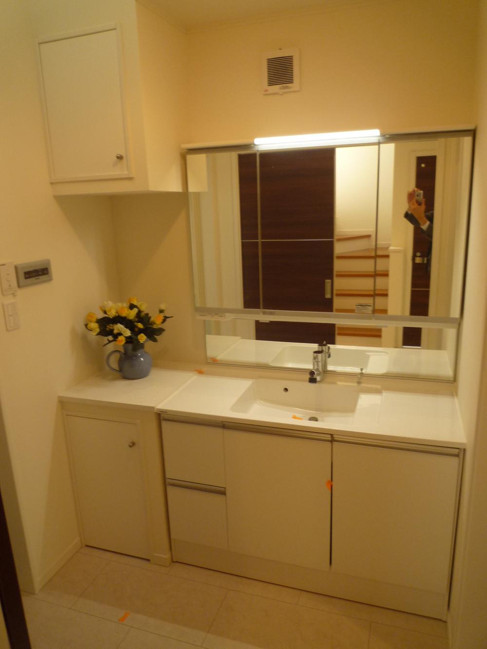 Wash basin, toilet. Easy-to-use in the wash basin of wide