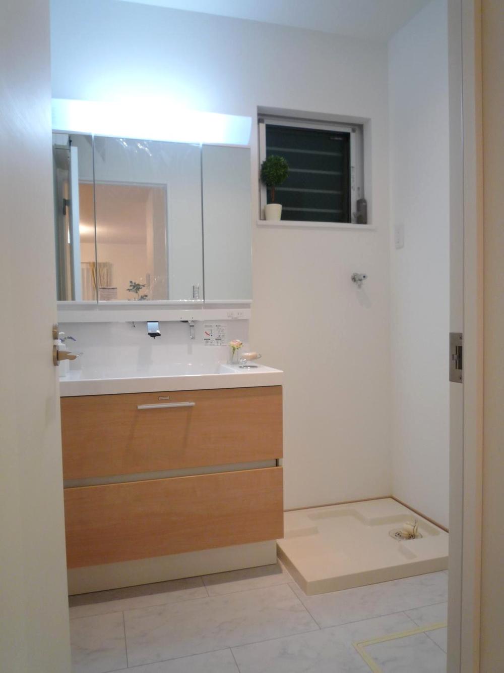 Wash basin, toilet. Indoor (12 May 2013) Shooting