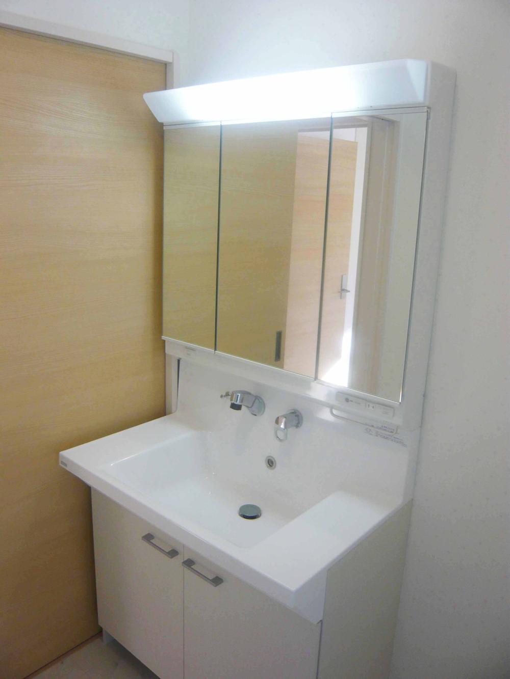 Wash basin, toilet. Indoor (12 May 2013) Shooting