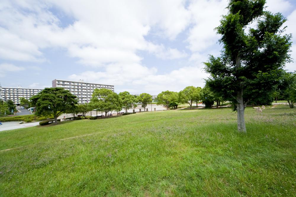 park. 1400m to Nagahama Park