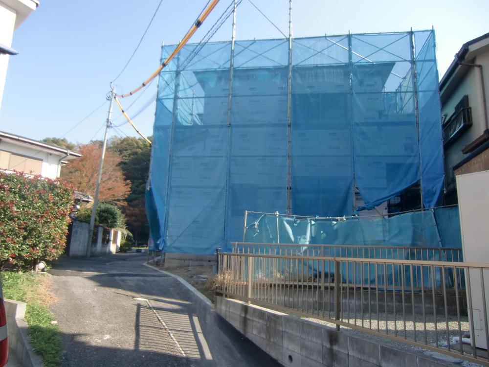 Local photos, including front road. It is already the front road setback