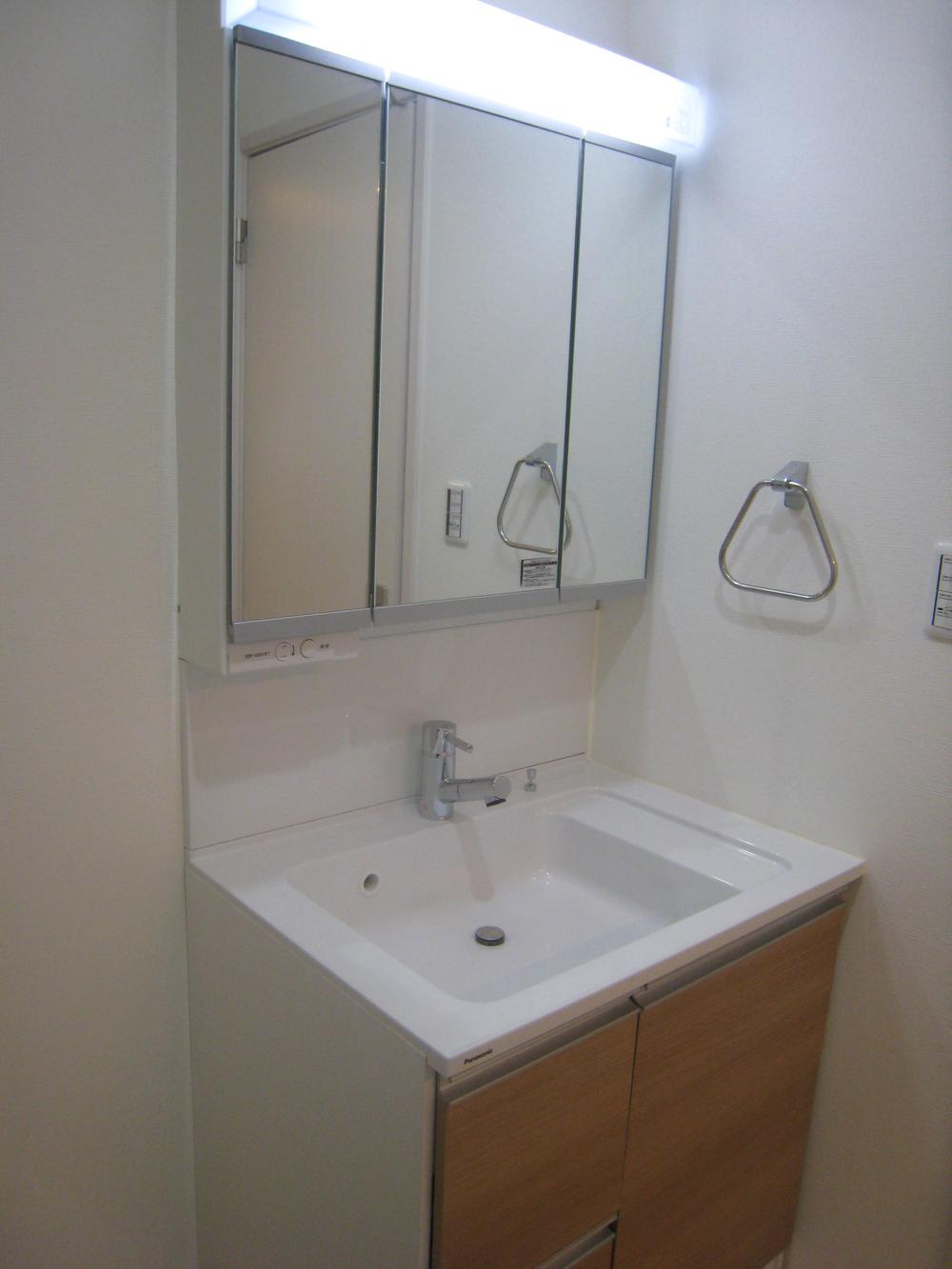 Wash basin, toilet. Indoor (11 May 2013) Shooting