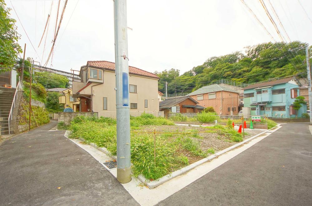 Local photos, including front road. Local (August 2013) Shooting, Yang hit per corner lot ・ It is good for both ventilation.
