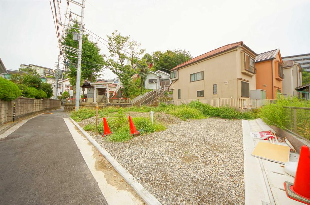 Local photos, including front road. Local (August 2013) Shooting, There is no difference in height between the site and the road.