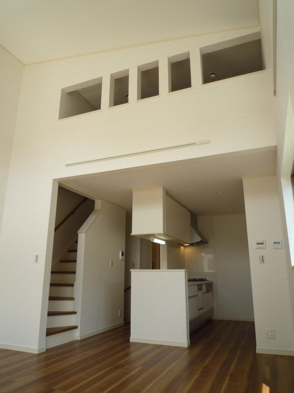 Living. It is a feeling of opening full gradient ceiling charm of 4.5m. 