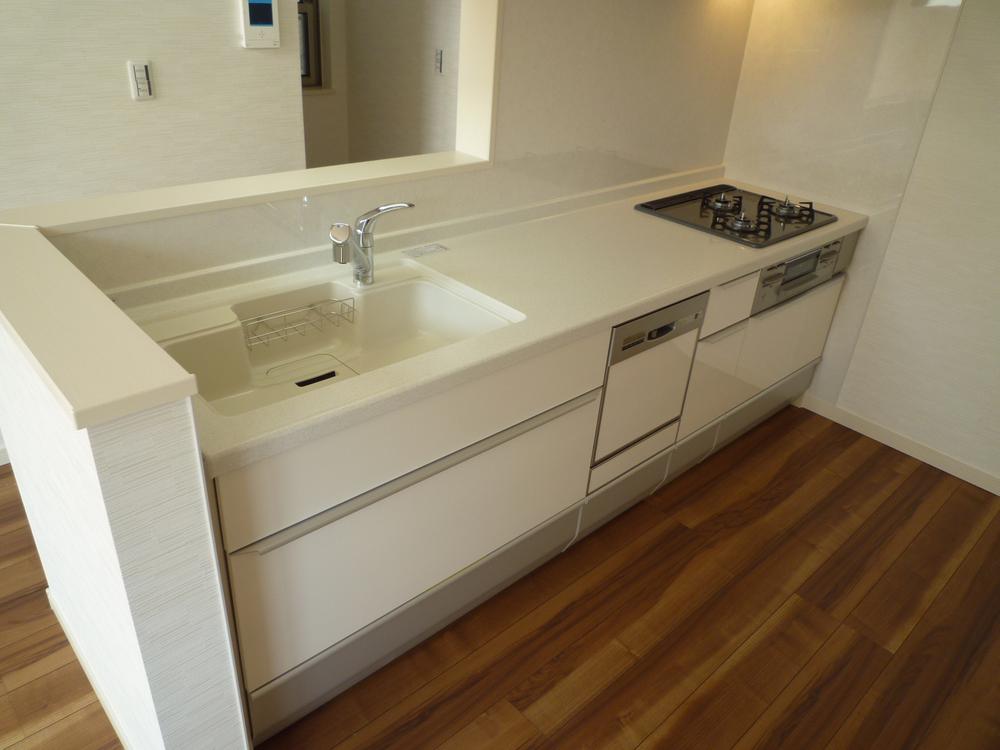 Kitchen. Dishwasher, Adopt the latest system kitchen water purifier built-in. 