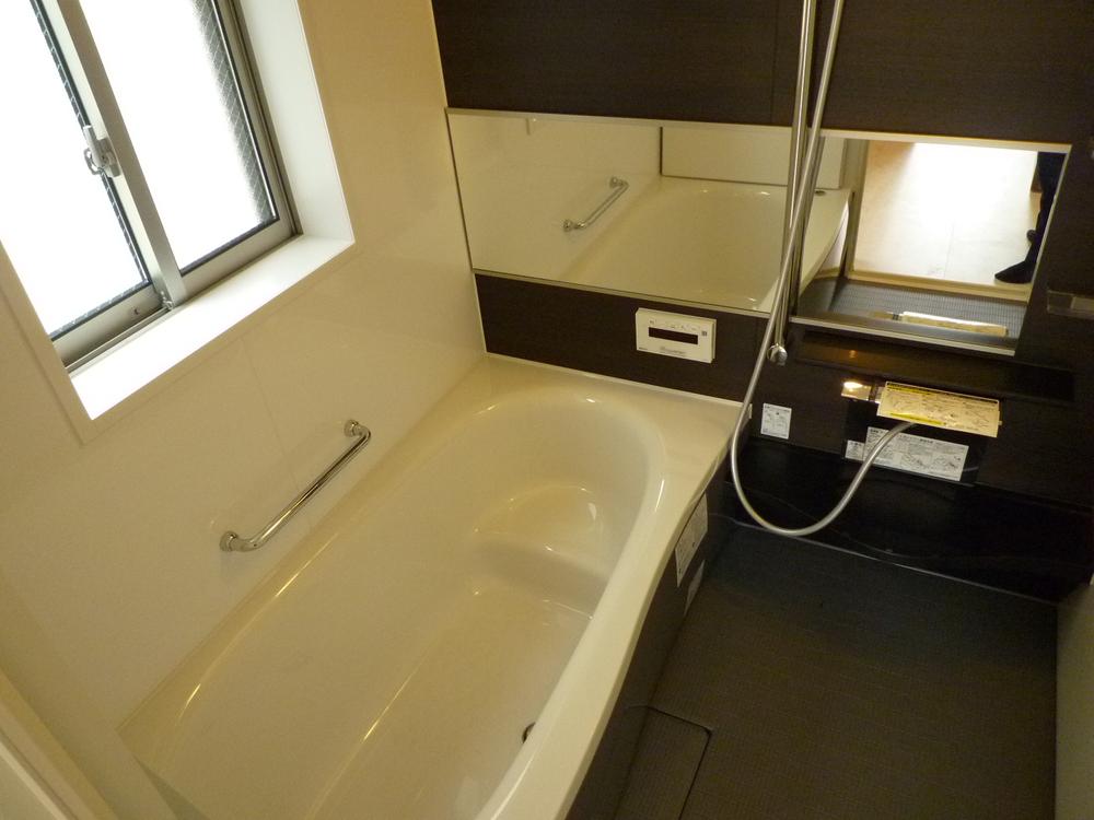 Bathroom. Equipped with a unit bus up a notch in the wide mirror adoption. 