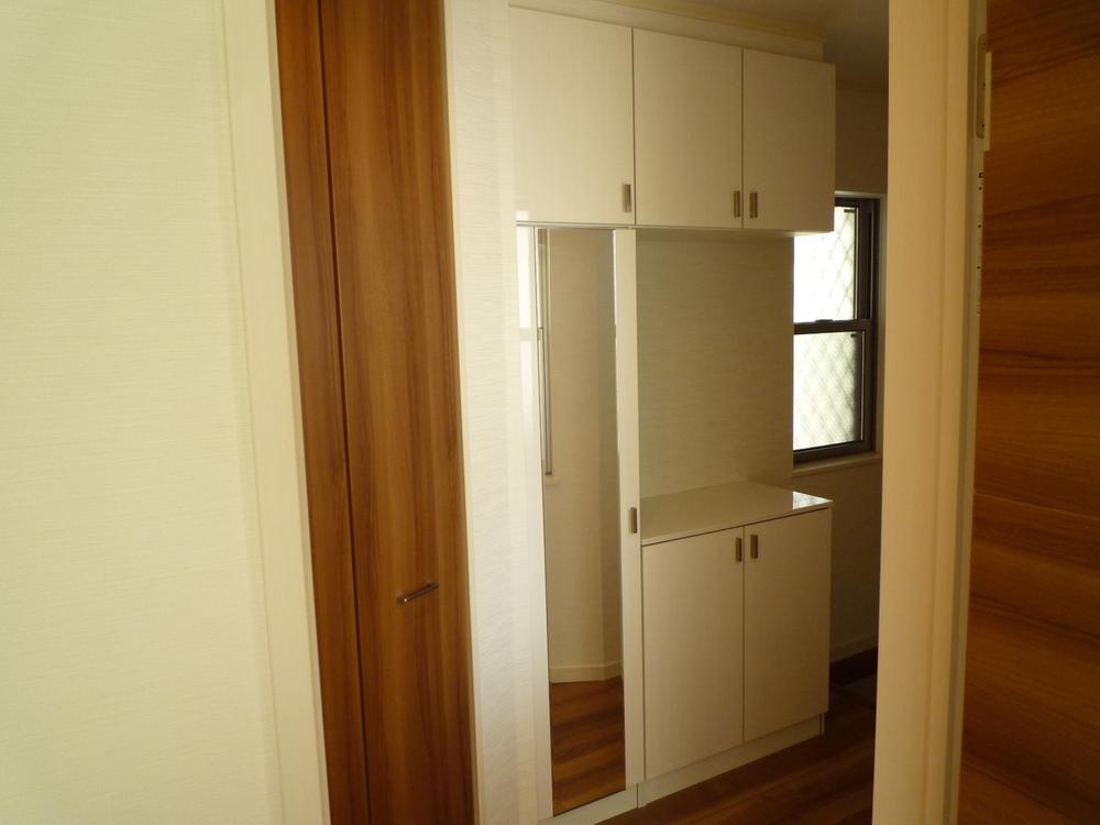 Entrance. Equipped with plenty of entrance housed in fine entrance. 