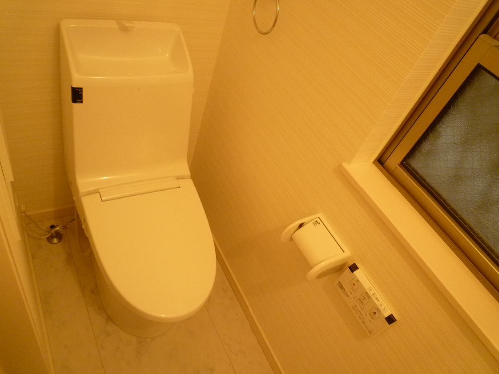 Toilet. Adopt the latest toilet facilities Washlet built-in. 