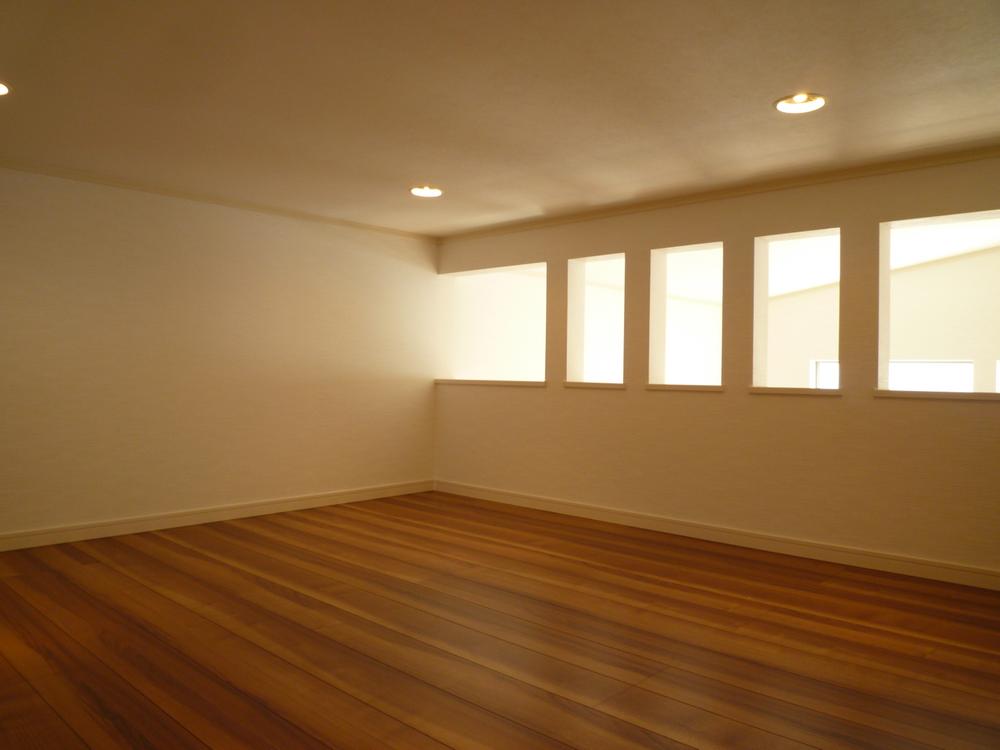 Non-living room. Living the upper loft is also 6.1 Pledge and very spacious. 