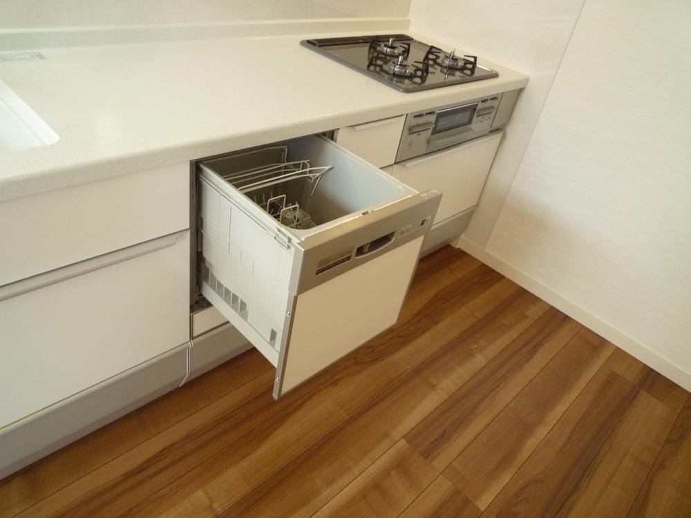 Kitchen. Built-in large dishwashing. 