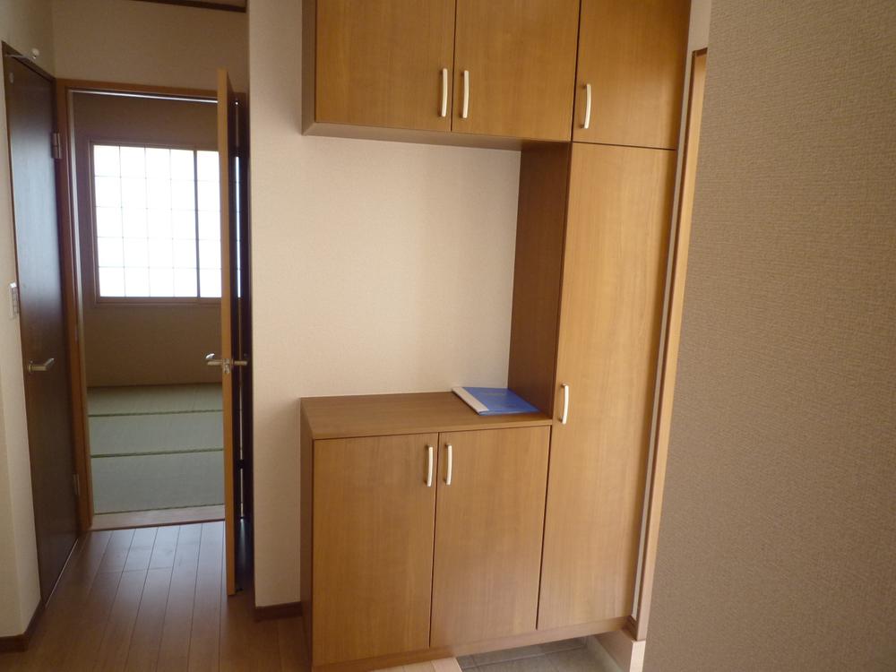 Entrance. Equipped with plenty of storage in the front door.