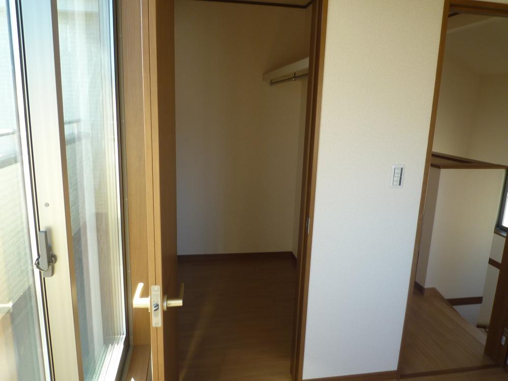 Receipt. Equipped with a large walk-in closet.