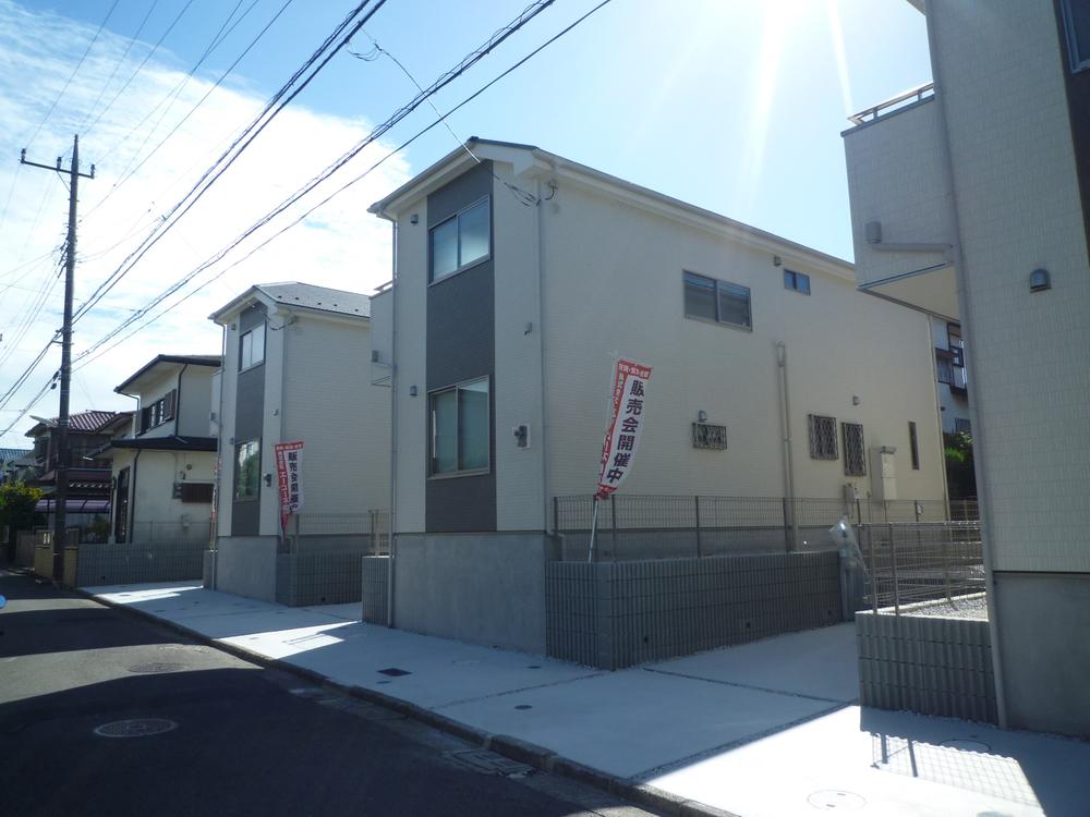 Local photos, including front road. Front road with a feeling of opening of 4.5m.