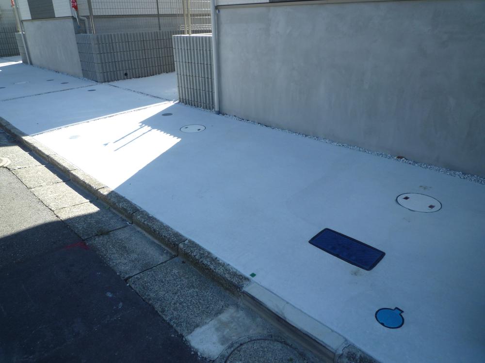 Parking lot. Equipped with a parking lot with the width of the wide margin.