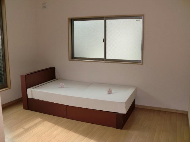 Non-living room. Furniture is placed image