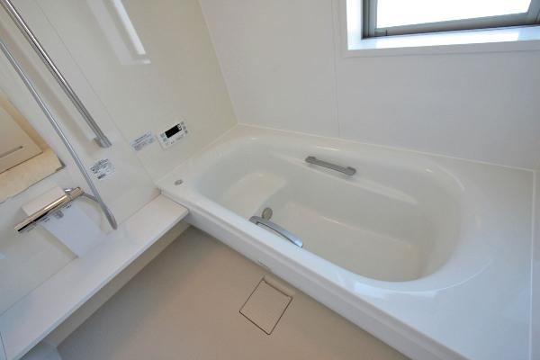 Bathroom. Building B unit bus