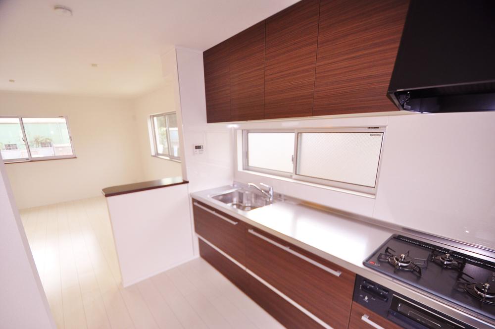 Kitchen. Easy-to-use system kitchen will be fun every day dishes.